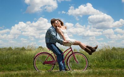 happy couple in a healthy relationship