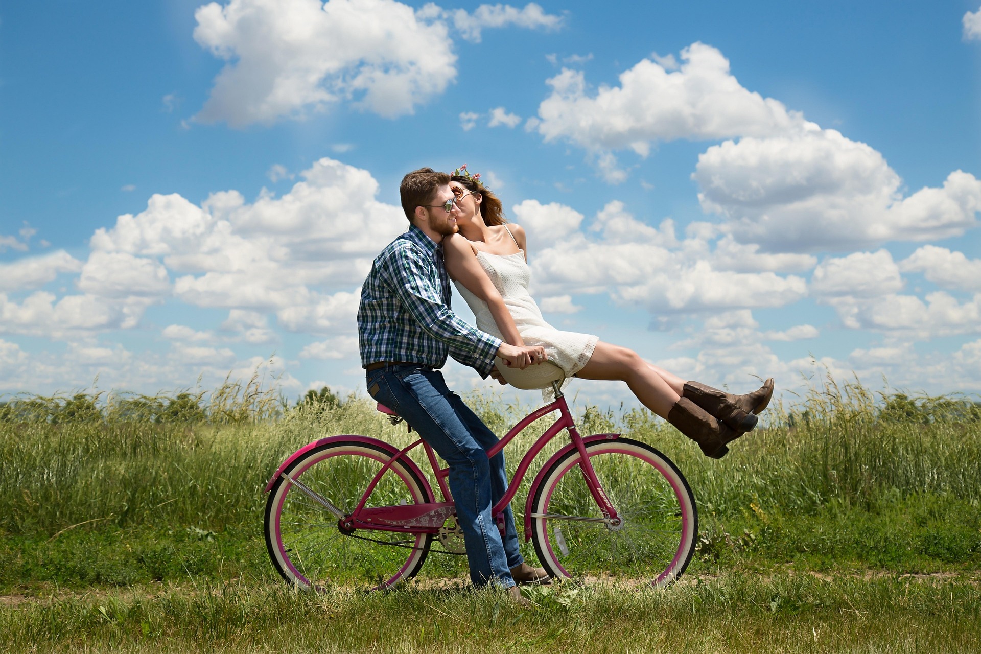 happy couple in a healthy relationship